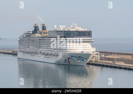 Kreuzfahrtschiff Norwegian Epic im Hafen von Civitavecchia, Italien, am 04. Mai 2022. Stockfoto