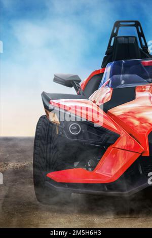 Ukraine, Odessa - 5. September 2021: Einzigartiges rotes Dreirad Polaris Slingshot SL auf einem sauberen Hintergrund. Hintergrundbild. Für Werbung Stockfoto