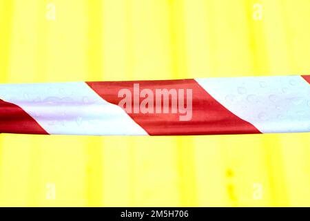 Weißes Büroband auf gelbem Hintergrund einzäunen Stockfoto