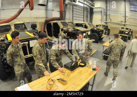 Staff Sgt. Logan Grubbs (Mitte rechts), ein 91b-Schulungsleiter für Mechaniker auf Rädern, führt Soldaten während der Schulung am 17. März auf dem Ordnance Campus in Fort Lee, Virginia, durch das technische Handbuch für Joint Light Tactical Vehicle Der JLTV ist der neueste Personalfrachter der Armee. Das Anweisungsprogramm für die Wartung des Fahrzeugs wurde als Teil des Kurses MECHANIKER RADFAHRZEUG 91b validiert. Die erste Klasse von Soldaten soll am 23. Mai ihren Abschluss machen. Stockfoto