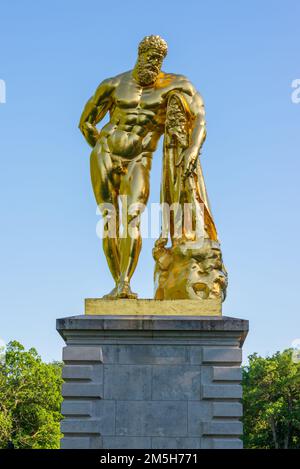 Maincy, Frankreich - 21. Mai 2022: Nahaufnahme einer goldgrünen Skulptur, die eine Kopie eines Hellenistischen Epochen Herkules in einer klassischen französischen Ga darstellt Stockfoto