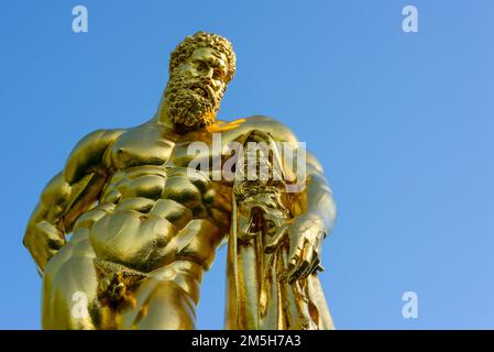 Maincy, Frankreich - 21. Mai 2022: Nahaufnahme einer goldgrünen Skulptur, die eine Kopie eines Hellenistischen Epochen Herkules in einer klassischen französischen Ga darstellt Stockfoto