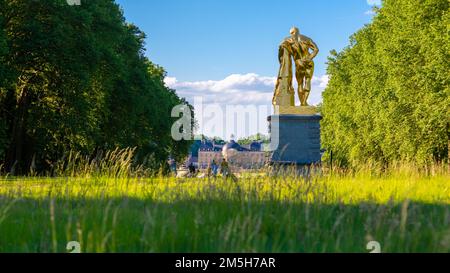 Maincy, Frankreich - 21. Mai 2022: Blick von hinten auf eine goldgrüne Skulptur, die eine Kopie eines Hellenistischen Epochen-Herkules in einem französischen Klassiker darstellt Stockfoto