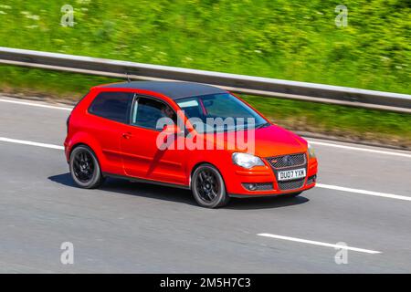 2007 Red VW Volkswagen POLO SPORT TDI (100BHP) 1900cc Diesel 5-Gang-Schaltgetriebe; Fahren auf der Autobahn M6 UK Stockfoto