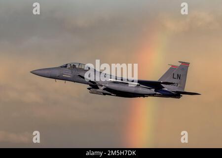 F-15 Kampfflugzeuge fliegen mit Raketen auf dem Weg zur Mission. Moderne Kampfjets und Airforce-Piloten im Einsatz für die Luftverteidigung. Stockfoto