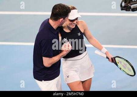 Sydney, Australien. 29. Dezember 2022. Tim Henman, Hauptmann des britischen Teams, gratuliert Katie Swan aus Großbritannien, nachdem sie am 29. Dezember 2022 beim United Cup im Sydney Olympic Park Tennis Centre, Australien, gewonnen hat. Foto von Peter Dovgan. Nur redaktionelle Verwendung, Lizenz für kommerzielle Verwendung erforderlich. Keine Verwendung bei Wetten, Spielen oder Veröffentlichungen von Clubs/Ligen/Spielern. Kredit: UK Sports Pics Ltd/Alamy Live News Stockfoto