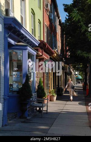 Baltimore's Historic Charles Street - Einkaufsmöglichkeiten im historischen Viertel Federal Hill. Einkaufsbummel entlang der Charles Street in Baltimore, MD, vorbei an malerischen Geschäften, die Architektur aus dem 18., 19. Und frühen 20. Jahrhundert aufweisen. Lage: Baltimore, Maryland Stockfoto