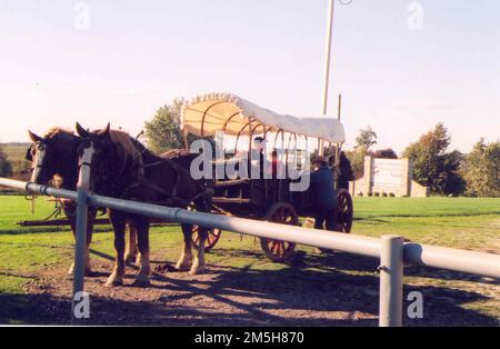 Amish Country Byway - Pferdewagen. Im Berliner Informationszentrum Behalt Amish and Mennonite sitzen einige Leute in einem Pferdewagen. Standort: Ohio (40,554° N 81,785° W) Stockfoto