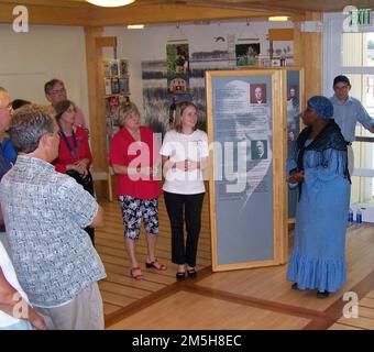 Harriet Tubman Underground Railroad Byway - das Herz der Chesapeake Country Heritage Days im Dorchester County Visitor Center. Im Dorchester County Visitor Center singt Vernetter Pinder, ein Reenactor von Harriet Tubman, Gospellieder für eine Gruppe von Zuschauern. Cambridge, Maryland Stockfoto