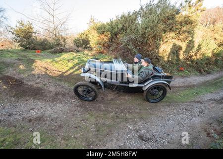 Dave Wilcox Memorial Trial, Lockwell Hill Activity Centre, Farnsfield, Nottinghamshire, England, Großbritannien. 29. Dezember 2022. Die Mitglieder des Autoklubs aus der Zeit vor dem Krieg 7 nehmen an der Veranstaltung der Dave Wilcox Memorial Hill Trials Teil, bei sehr nassen und schlammigen Bedingungen nach Tagen mit ständigem Regen. Kredit: Alan Keith Beastall/Alamy Live News Stockfoto