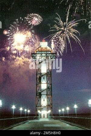 Great Lakes Seaway Trail - Bicentennial Tower im Feuerwerk. Der zweihundertjährige Turm auf Dobbins Landing am Ufer von Erie ist von einem Feuerwerk eingerahmt. Die Aussichtsplattform auf dem Bicentennial Tower ist 187 Meter über dem Boden. Die Aussicht ist spektakulär und die Informationsfelder geben den Kontext für die Erlebnisse der Besucher vor. Pennsylvania (42,130° N 80,108° W) Stockfoto