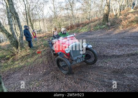 Dave Wilcox Memorial Trial, Lockwell Hill Activity Centre, Farnsfield, Nottinghamshire, England, Großbritannien. 29. Dezember 2022. Die Mitglieder des Autoklubs aus der Zeit vor dem Krieg 7 nehmen an der Veranstaltung der Dave Wilcox Memorial Hill Trials Teil, bei sehr nassen und schlammigen Bedingungen nach Tagen mit ständigem Regen. Kredit: Alan Keith Beastall/Alamy Live News Stockfoto