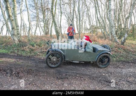 Dave Wilcox Memorial Trial, Lockwell Hill Activity Centre, Farnsfield, Nottinghamshire, England, Großbritannien. 29. Dezember 2022. Die Mitglieder des Autoklubs aus der Zeit vor dem Krieg 7 nehmen an der Veranstaltung der Dave Wilcox Memorial Hill Trials Teil, bei sehr nassen und schlammigen Bedingungen nach Tagen mit ständigem Regen. Kredit: Alan Keith Beastall/Alamy Live News Stockfoto