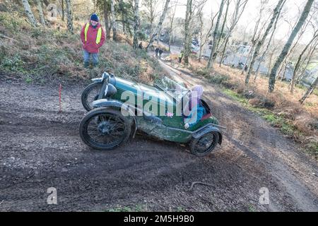 Dave Wilcox Memorial Trial, Lockwell Hill Activity Centre, Farnsfield, Nottinghamshire, England, Großbritannien. 29. Dezember 2022. Die Mitglieder des Autoklubs aus der Zeit vor dem Krieg 7 nehmen an der Veranstaltung der Dave Wilcox Memorial Hill Trials Teil, bei sehr nassen und schlammigen Bedingungen nach Tagen mit ständigem Regen. Kredit: Alan Keith Beastall/Alamy Live News Stockfoto