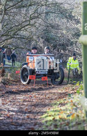 Dave Wilcox Memorial Trial, Lockwell Hill Activity Centre, Farnsfield, Nottinghamshire, England, Großbritannien. 29. Dezember 2022. Die Mitglieder des Autoklubs aus der Zeit vor dem Krieg 7 nehmen an der Veranstaltung der Dave Wilcox Memorial Hill Trials Teil, bei sehr nassen und schlammigen Bedingungen nach Tagen mit ständigem Regen. Kredit: Alan Keith Beastall/Alamy Live News Stockfoto