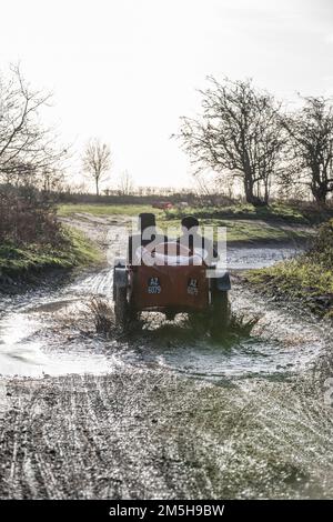 Dave Wilcox Memorial Trial, Lockwell Hill Activity Centre, Farnsfield, Nottinghamshire, England, Großbritannien. 29. Dezember 2022. Die Mitglieder des Autoklubs aus der Zeit vor dem Krieg 7 nehmen an der Veranstaltung der Dave Wilcox Memorial Hill Trials Teil, bei sehr nassen und schlammigen Bedingungen nach Tagen mit ständigem Regen. Kredit: Alan Keith Beastall/Alamy Live News Stockfoto