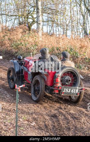 Dave Wilcox Memorial Trial, Lockwell Hill Activity Centre, Farnsfield, Nottinghamshire, England, Großbritannien. 29. Dezember 2022. Die Mitglieder des Autoklubs aus der Zeit vor dem Krieg 7 nehmen an der Veranstaltung der Dave Wilcox Memorial Hill Trials Teil, bei sehr nassen und schlammigen Bedingungen nach Tagen mit ständigem Regen. Kredit: Alan Keith Beastall/Alamy Live News Stockfoto