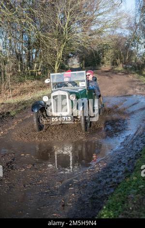 Dave Wilcox Memorial Trial, Lockwell Hill Activity Centre, Farnsfield, Nottinghamshire, England, Großbritannien. 29. Dezember 2022. Die Mitglieder des Autoklubs aus der Zeit vor dem Krieg 7 nehmen an der Veranstaltung der Dave Wilcox Memorial Hill Trials Teil, bei sehr nassen und schlammigen Bedingungen nach Tagen mit ständigem Regen. Kredit: Alan Keith Beastall/Alamy Live News Stockfoto