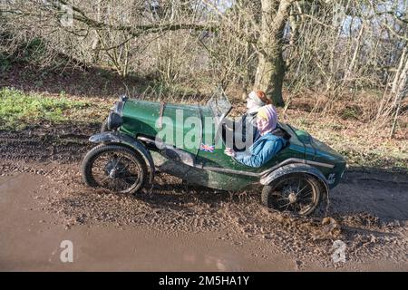 Dave Wilcox Memorial Trial, Lockwell Hill Activity Centre, Farnsfield, Nottinghamshire, England, Großbritannien. 29. Dezember 2022. Die Mitglieder des Autoklubs aus der Zeit vor dem Krieg 7 nehmen an der Veranstaltung der Dave Wilcox Memorial Hill Trials Teil, bei sehr nassen und schlammigen Bedingungen nach Tagen mit ständigem Regen. Kredit: Alan Keith Beastall/Alamy Live News Stockfoto