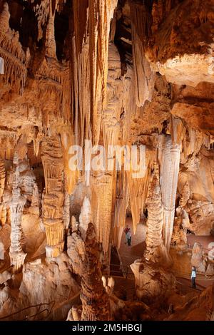 Skyline Drive - in den Höhlenformationen der Luray Caverns. Stalaktiten und Stalagmiten überwältigen die Besucher der Luray Caverns. Standort: Luray Caverns, Virginia (38,669° N 78,494° W) Stockfoto