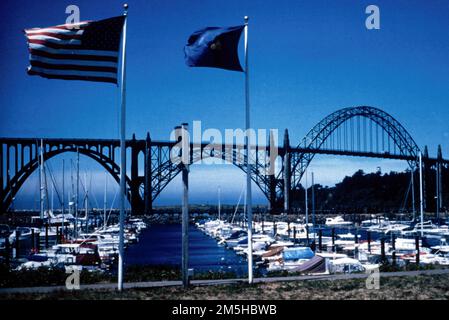 Pacific Coast Scenic Byway - Oregon - Yaquina Bay Bridge und Newport Waterfront. Die Yaquina Bay Bridge ist ein wunderbares Beispiel für eine historische Conde McCullough Bridge. Die zweitlängste der McCullough-Brücken dient als Tor zur Newport Marina und Waterfront, einem der geschäftigsten Zentren für maritime Aktivitäten an der Küste Oregons. Standort: Oregon (44,621° N 124,055° W) Stockfoto