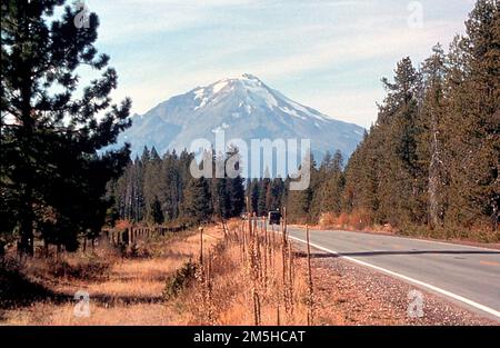 Volcanic Legacy Scenic Byway – Mount Shasta ab dem Byway. Mount Shasta ist aus Hunderten von Kilometern Entfernung zu sehen und erscheint wie eine Insel am Himmel. Die schiere Weite des Mount Shasta entlang der Nebenstraße reicht aus, um die Aufmerksamkeit der Reisenden für eine Weile zu erregen, aber dies ist nur eine der vielen Erlebnisse, die die Nebenstraße bietet. Position: (41,406° N 122,196° W) Stockfoto