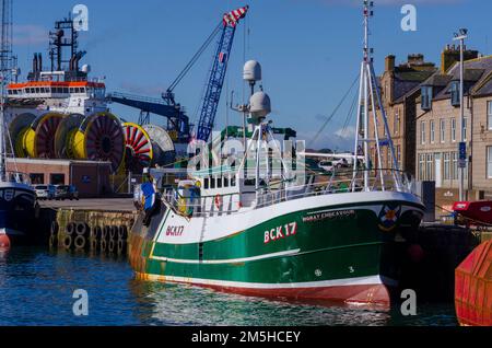 PETERHEAD, SCHOTTLAND, Vereinigtes Königreich - 19. August 2022 - Ein Trawler im Hafen von Peterhead, Aberdeenshire, Schottland, Vereinigtes Königreich - Foto: Geopix Stockfoto