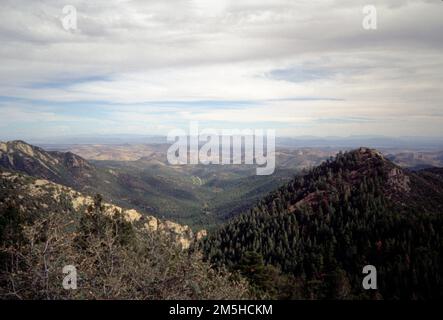 Geronimo Trail Scenic Byway - Blick vom Emory Pass Vista. Vom Emory Pass Vista aus nach Osten sehen Sie die Gemeinden Kingston und Hillsboro im Tal unter Ihnen, und die Caballo Mountains liegen 50 km entfernt am Horizont. Emory Pass, New Mexico (32,909° N 107,766° W) Stockfoto