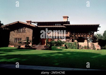 Arroyo Seco Historic Parkway - Route 130 - Gamble House, Pasadena. Das Gamble House ist international bekannt für das kalifornische Handwerkerdesign und den Höhepunkt des Arroyo-Stils und wird als „ultimativer Bungalow“ bezeichnet. Standort: Kalifornien (34,152° N 118,161° W) Stockfoto
