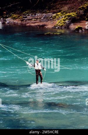 Rogue-Umpqua Scenic Byway - Premier Angling am North Umpqua River. Die Kombination aus großer, im Sommer geführter Stahlkopfforelle, „nur Fliegenangeln“-Einschränkung, magestischer Landschaft und smaragdgrünem Wasser zieht Angler weltweit an. Der Norden Umpqua unterscheidet sich von anderen Flüssen durch die große und beständige Anzahl einheimischer (nicht brüterischer) Sommerstahlkopfforellen und gilt als eine der herausragendsten Fischereien der Welt. Standort: Oregon Stockfoto