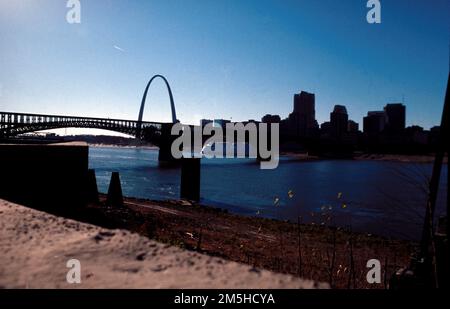 Historische Nationalstraße - Eads-Brücke. Die dunkle EADS-Brücke am hellen Himmel erstreckt sich über den Mississippi. East St. Louis, Illinois Stockfoto