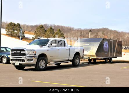 Schüler des Fort McCoy Cold-Weather Operations Course (CWOC) Klasse 22-06 nehmen am 17. März 2022 im Skigebiet Whitetail Ridge in Fort McCoy, Wisconsin, Teil. Hunderte von Servicemitarbeitern aus verschiedenen Services, die im Kurs von 2021 bis 2022 geschult wurden. Während des CWOC absolvieren die Schüler während des gesamten Postens Schneeschuhwanderungen und Skifahren in Trainingsbereichen. Insgesamt absolvierten die Schüler während des Trainings fast 40 Kilometer Marschen. Sie lernen auch, wie man Ahkio Schlitten einpackt und verwendet, um Ausrüstung zu tragen und zu bewegen, und sie üben intensiv im Bau des arktischen 10-Personen-Zelts für kaltes Wetter und improvisieren Stockfoto
