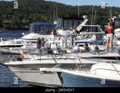 Sees to Locks Passage - Bootsfahrer an der Westport Marina. Bootsfahrer genießen die Sommersonne an einem klaren Tag an der Westport Marina am Lake Champlain. Westport, New York Stockfoto