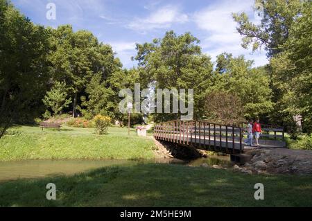 Historic Bluff Country Scenic Byway - Thompson Creek Bridge. Zwei Besucher der Como Falls gehen über die Thompson Creek Bridge. Como Falls, Minnesota (43,761° N 91,343° W) Stockfoto