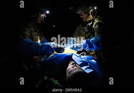 Mitglieder des Special Operations Surgical Teams, die dem 24. Special Operations Wing zugeteilt sind, stabilisieren einen simulierten Patienten am Nordost-Alabama Regionalflughafen, Alabama, 17. März 2022. SOST ist ein extrem leichtes, mobiles und schnell einsetzbares Element, das medizinisch und taktisch geschult ist, um Traumabehandlung und lebensrettende chirurgische Versorgung auf oder in der Nähe des Schlachtfeldes zu leisten. Stockfoto