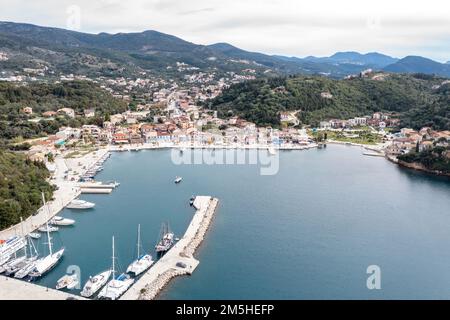 Segelboote vor Anker im Yachthafen des Dorfes Syvota, Luftaufnahme mit Drohnen. Segeln in Griechenland, Sommerurlaubsziel. Stockfoto