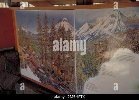 McKenzie Pass-Santiam Pass Scenic Byway - Wandgemälde im Besucherzentrum auf dem Radfahrpass auf dem McKenzie Pass - Santiam Pass Scenic Byway. Dieses Wandgemälde füllt einen abgedeckten Bereich aus und bietet viele Informationen in einem attraktiven Display. Standort: Oregon (44,422° N 121,865° W) Stockfoto