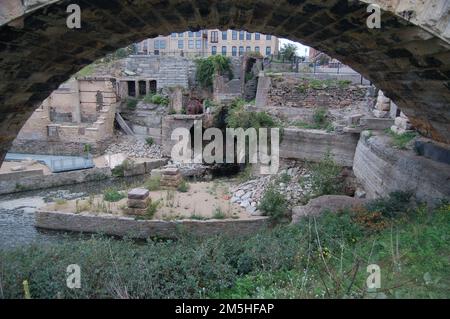 Grand Rounds Scenic Byway - Mill Ruins Park. Unter einem Bogen der Old Stone Bridge in Minneapolis sehen Sie die alten Mühlenruinen. Old Stone Bridge, Minneapolis, Minnesota (44,980° N 93,256° W) Stockfoto