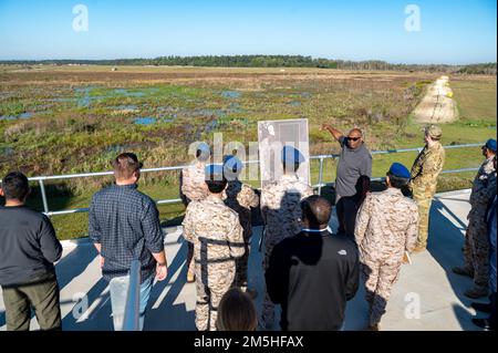 Mitglieder der Royal Saudi Air Force Tours Grand Bay Range in der Nähe des Luftwaffenstützpunkts Moody, Georgia, 17. März 2022. Die RSAF besuchte mehrere Orte und erfuhr etwas über die Fähigkeiten der HH-60W Jolly Green II und die Kampfsuche und -Rettungsmission. Stockfoto