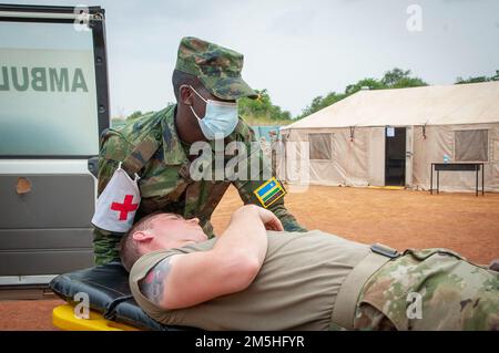 Ein Sanitäter des Medizinischen Korps der ruandischen Verteidigungskräfte transportiert einen Patienten - in diesem Fall einen Freiwilligen der Nationalgarde der Nebraska Armee - in ein Level 2 Krankenhaus der Vereinten Nationen während einer medizinischen/technischen Übung in Gako, Ruanda, im März. Die Übung ermöglichte es Mitgliedern der ruandischen Verteidigungskräfte und der Nationalgarde Nebraska, im Rahmen des National Guard's State Partnership Program zusammenzuarbeiten. (Foto der Nebraska Air National Guard von Oberstleutnant Kevin Hynes) Stockfoto