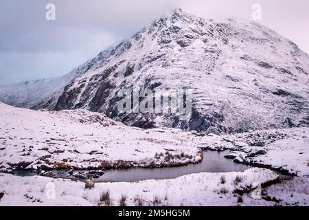 Ogwen Valley in reinem weißen Schnee Stockfoto