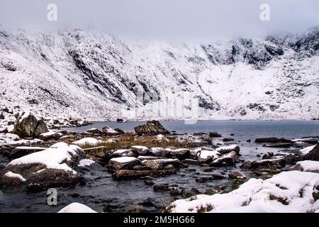 Ogwen Valley in reinem weißen Schnee Stockfoto