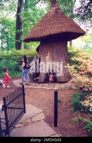 Brandywine Valley Scenic Byway - Tulip Tree House von Enchanted Woods in Winterthur. Kinder spielen im Tulip Tree House in Winterthurs Garten „Enchanted Woods“. Lage: Winterthur, Delaware Stockfoto