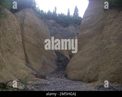 Der George Parks Highway Scenic Byway - Chulitna River Bluffs. Die einzigartige Geologie der Klippen am Chulitna River zeigt sich in den erodierten Sandsteintälern der Landform. Lage: Chulitna River, Alaska Stockfoto