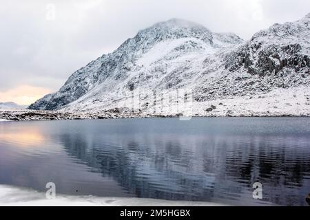 Ogwen Valley in reinem weißen Schnee Stockfoto