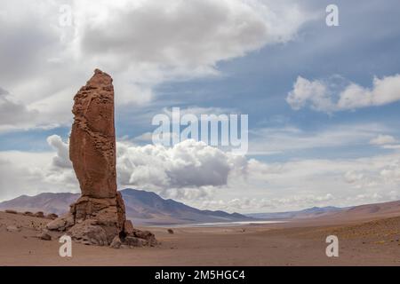 Das instabile Monjes de La Pacana rockt mitten in der Atacama-Wüste in Chile Stockfoto