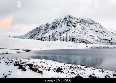 Ogwen Valley in reinem weißen Schnee Stockfoto