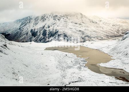 Ogwen Valley in reinem weißen Schnee Stockfoto