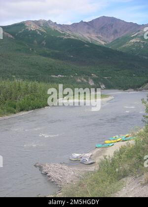 Der George Parks Highway Scenic Byway - Blick auf den Fluss vom Nenana River Wayside. Der Nenana River Wayside bietet einen spektakulären Blick auf den Nenana River. Lage: Nenana River Wayside, Alaska Stockfoto