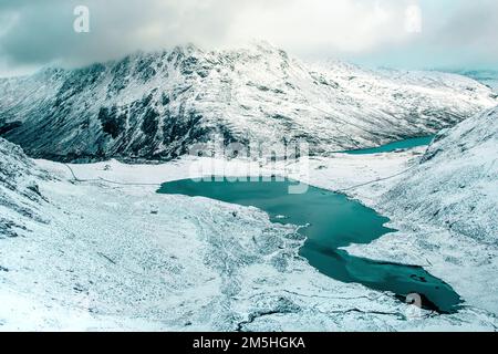 Ogwen Valley in reinem weißen Schnee Stockfoto